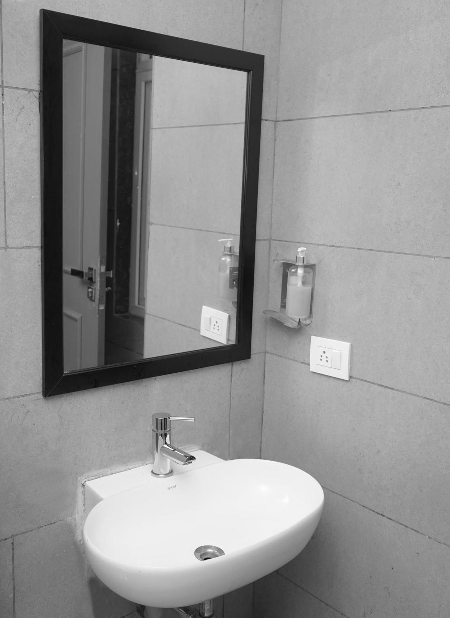 Suites Admiral Delhi Airport ニューデリー エクステリア 写真