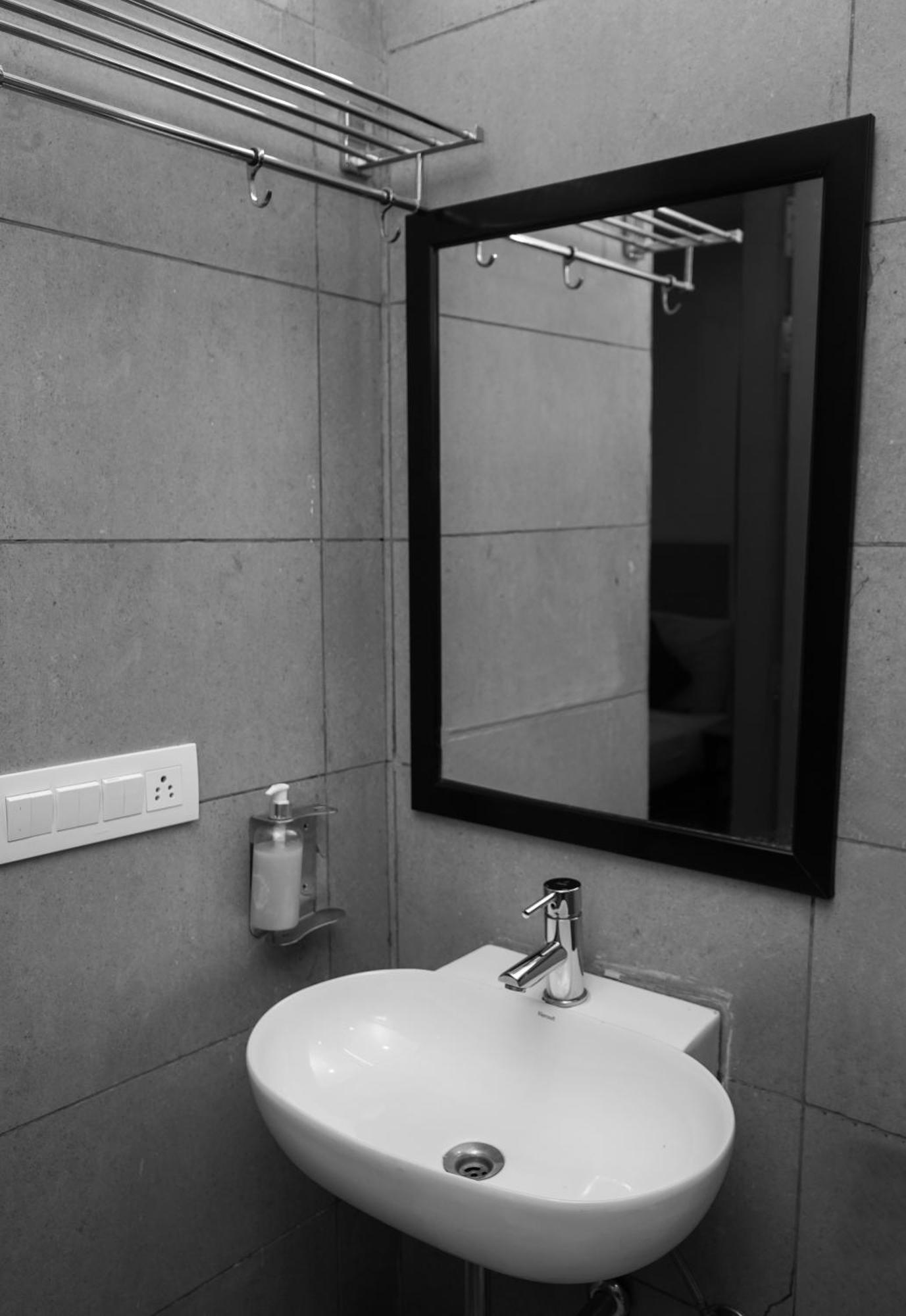 Suites Admiral Delhi Airport ニューデリー エクステリア 写真